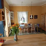 Charming Sea House With Sauna And Private Jetty דירה *