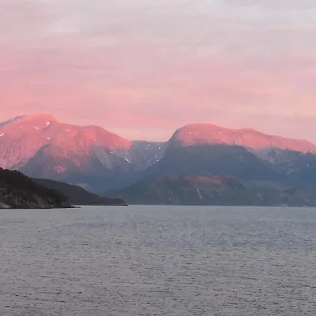 아파트 Charming Sea House With Sauna And Private Jetty Olve